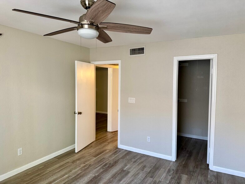 Building Photo - 4554 E Paradise Village Pky N