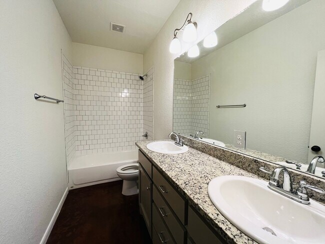 Building Photo - * MOVE IN SUMMER 6/27/2027 * $6500/$1300 per bed average 5 Bed 3 Bath 3 Block to TCU