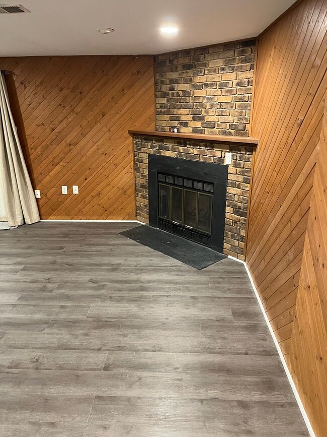 Building Photo - Beautiful 2 Bedrooms 2.5 Bathroom luxury 3...