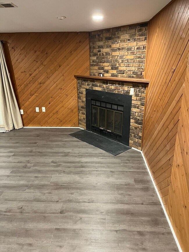 Building Photo - Beautiful 2 Bedrooms 2.5 Bathroom luxury 3 level Townhouse location in the Rockburn Commons Commu...