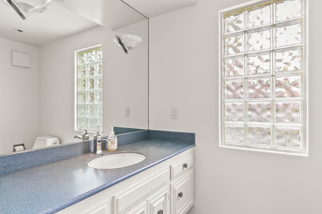 Building Photo - 2957 Seaview Ave