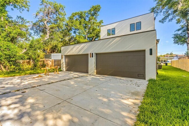 Building Photo - 412 W Amelia Ave
