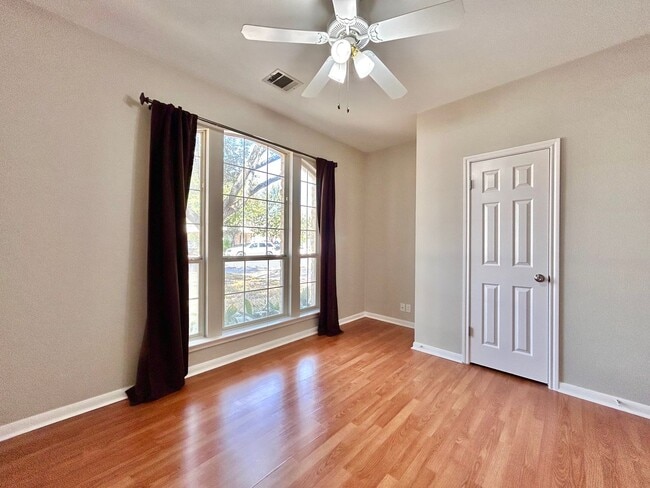 Building Photo - Charming 3 Bed / 2 Bath One-Level Home with 2-Car Garage & Fenced Yard