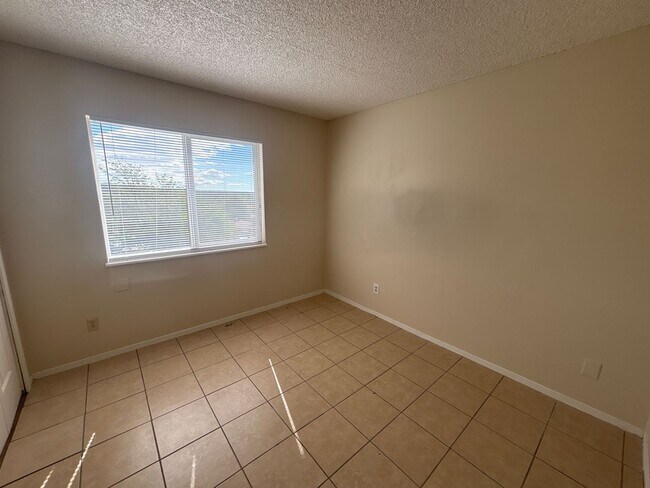 Building Photo - 2906 Straus Ln