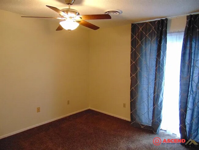 Building Photo - Cute 2 Bedroom Off Stockdale Hwy and California Ave!