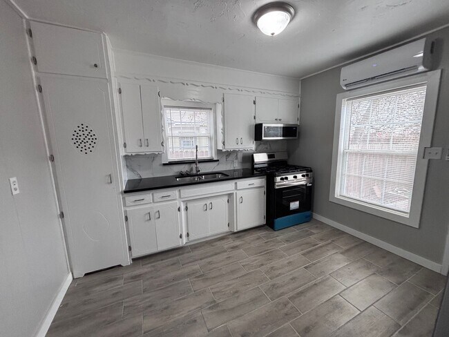 Building Photo - Remodeled 2 bedroom, 1 bathroom house with fenced yard and garage