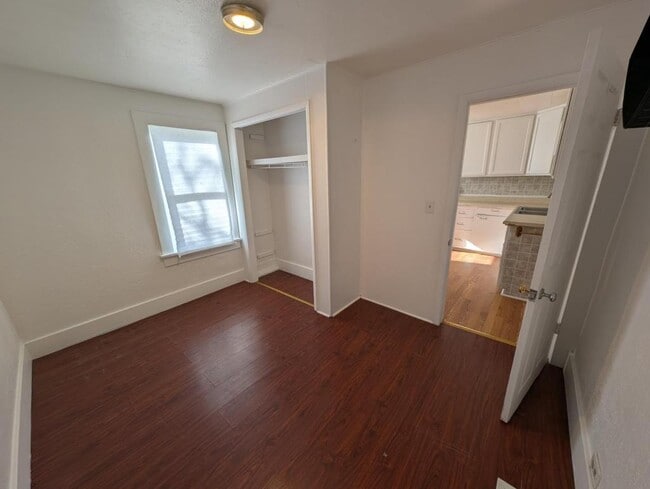 Building Photo - 323 Park St