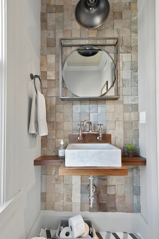 Building Photo - 719 E 2nd St