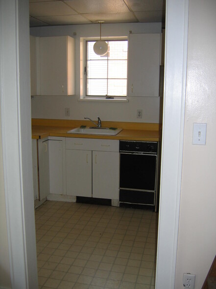 Kitchen - 423 Braddock Rd