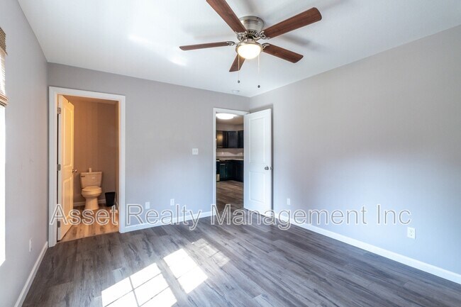 Building Photo - 524 Midlake Dr NE