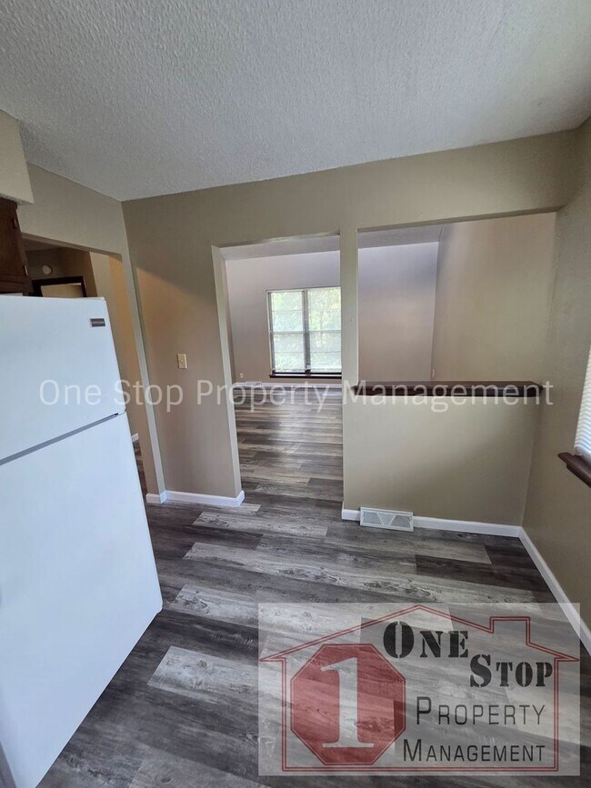 Building Photo - Gorgeous 2 Bedroom, 1.5 Bath in Independence!