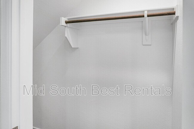 Building Photo - 220 Redwood Rd