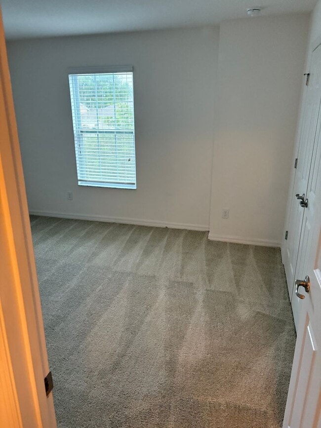 Building Photo - IMMEDIATE OCCUPANCY !!! LARGE// 5 Bedroom ...