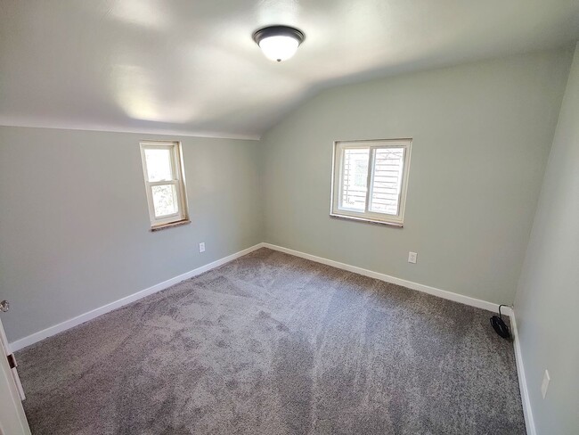 Building Photo - *Recently Updated 2BD/1BA Duplex Available in Carrick*