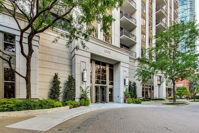 Building Photo - 1322 S Prairie Ave