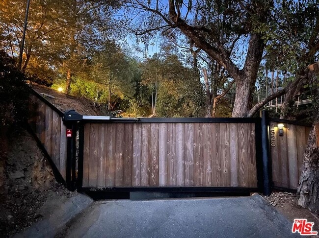 Building Photo - 2828 Laurel Canyon Pl