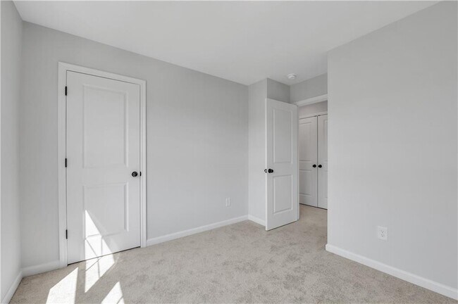 Building Photo - 845 York Aly