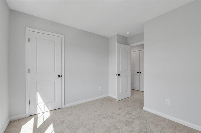 Building Photo - 865 York Aly