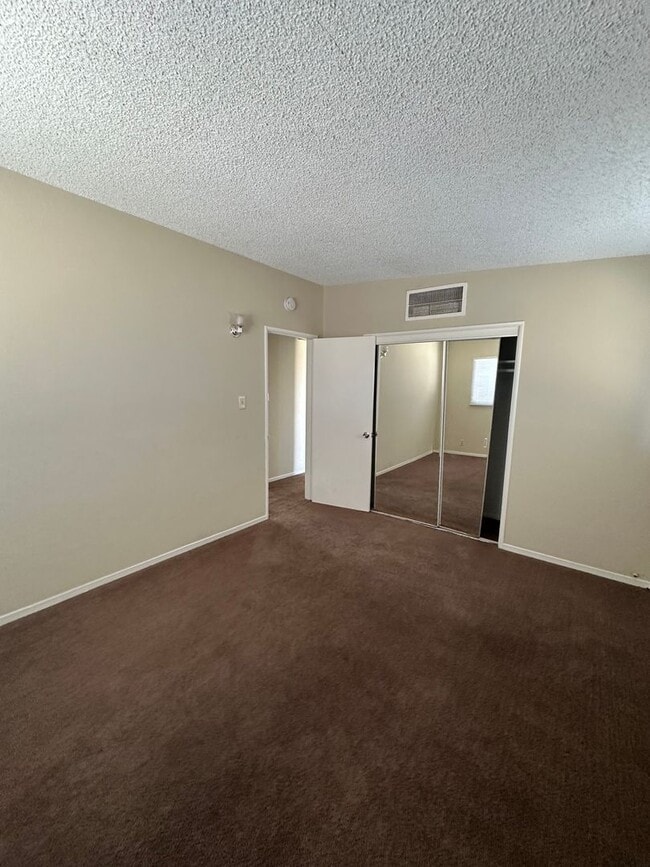 Building Photo - Cute 2 Bed 1 Bath