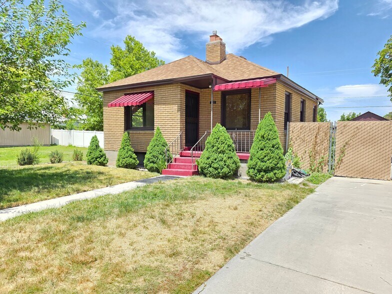 Building Photo - 211 Maple St