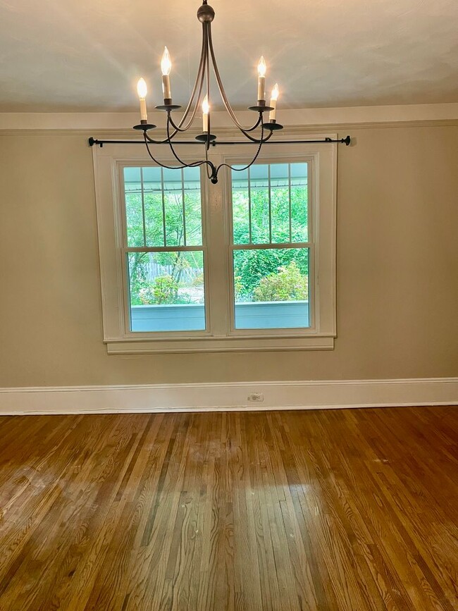 Building Photo - Beautiful Historic Kenilworth 3 bed, 1.5 b...