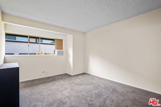 Building Photo - 348 Miraleste Dr