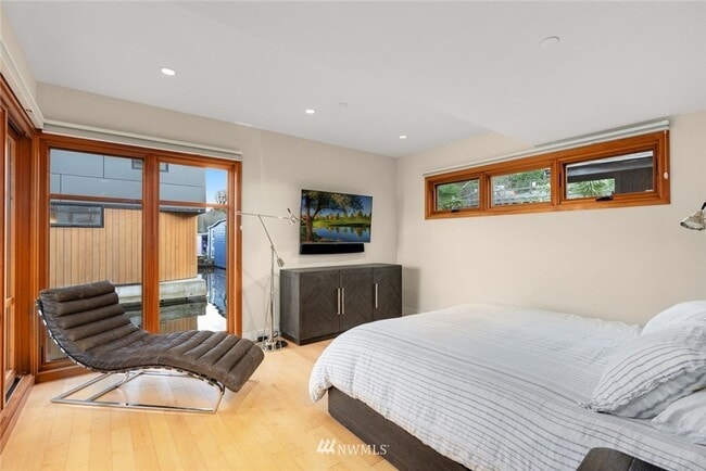 Building Photo - 3bd/2.5ba Seattle Houseboat