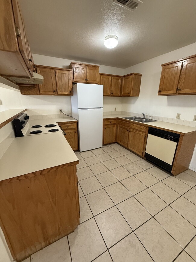 Building Photo - Last 2BR unit at Green Oaks