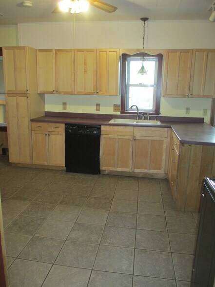Kitchen - Island - 235 Pleasant St