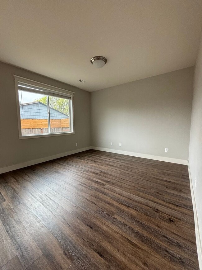 Building Photo - Newer 2 Story Home in Newberg   SHOWINGS  START  MAY 15th