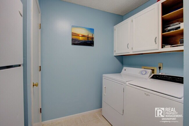 Building Photo - 8471 Yadkin Cir