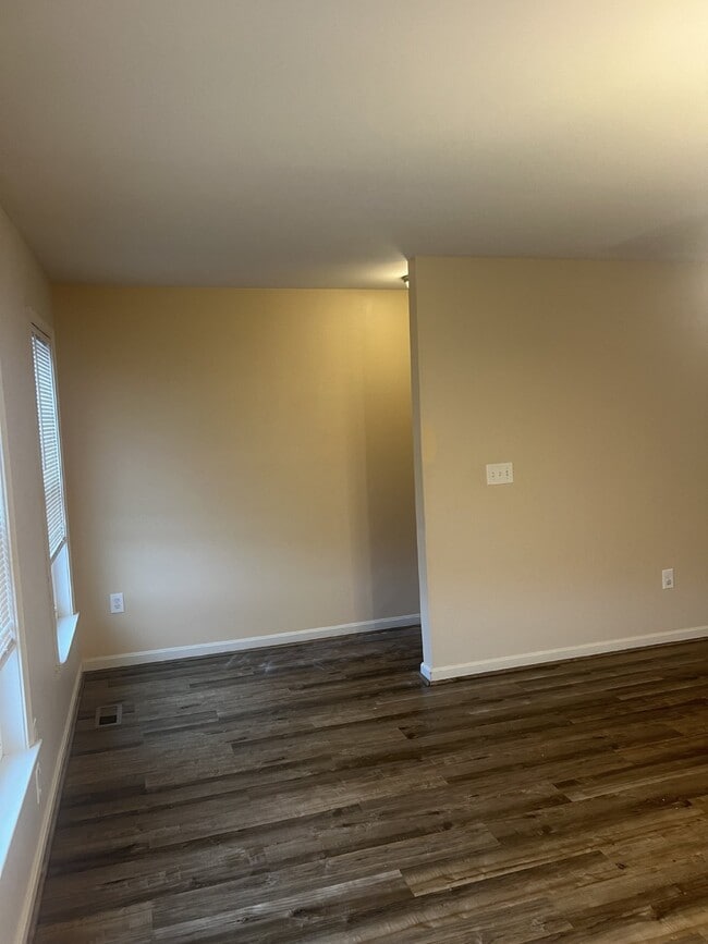 Building Photo - Spacious End-Unit Townhouse with 3 Beds, 3...