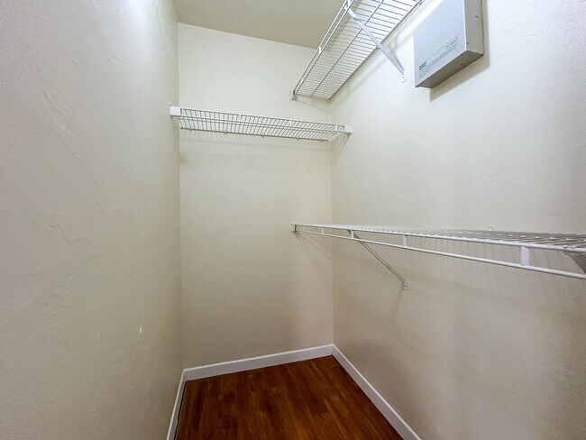 Building Photo - Beautiful Room for Rent in a 4/4 Unit - University Terrace West 511-D