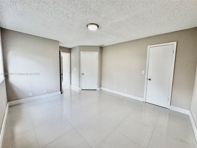 Building Photo - 3360 Pinewalk Dr N