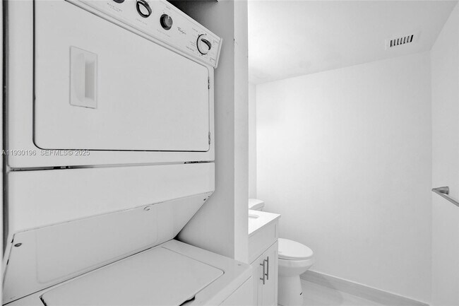 Building Photo - 4164 Inverrary Dr