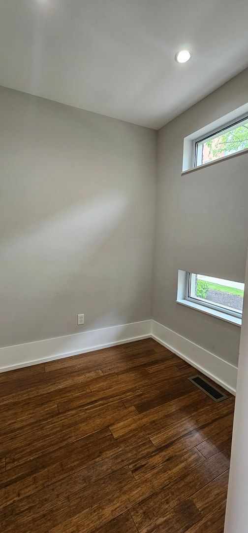 Building Photo - Contemporary Townhome East side of Downtow...