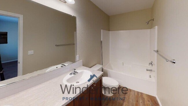 Building Photo - 122 W Maple St