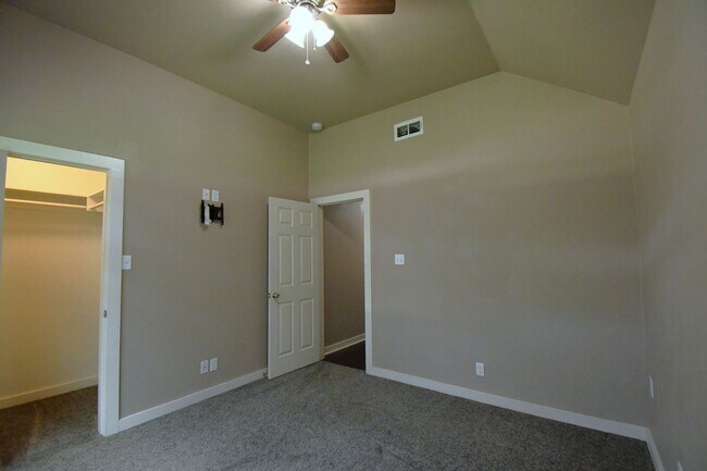 Building Photo - Lovely 4 Bedroom 2 Bath in Flint!
