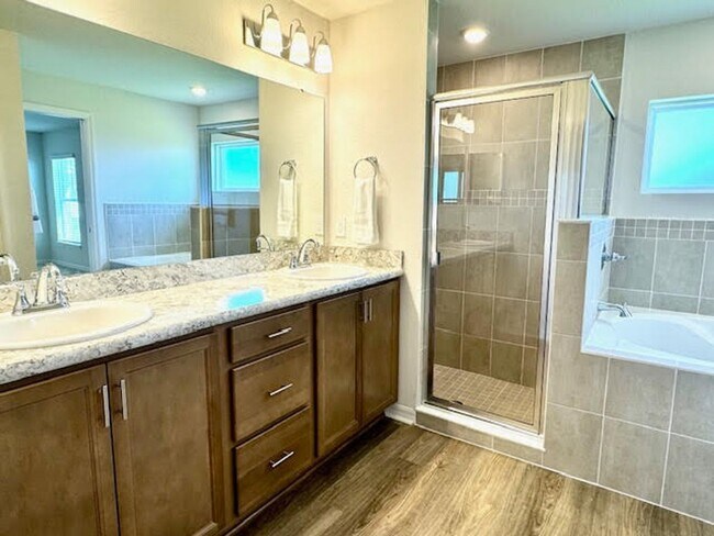 Building Photo - 4 Bedroom 2 Bathroom House for Rent in Ast...