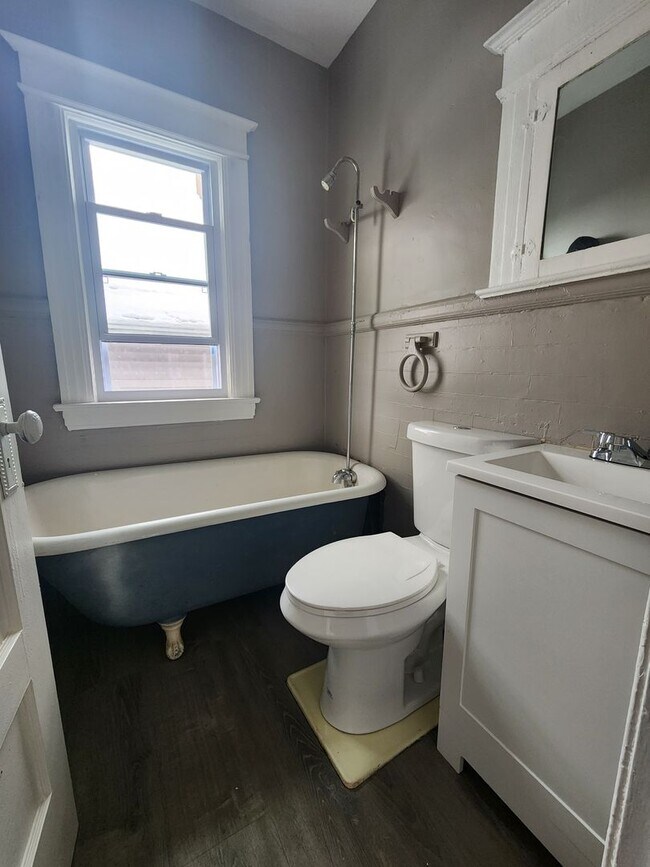 Building Photo - 4 Bedroom Single Family Home!