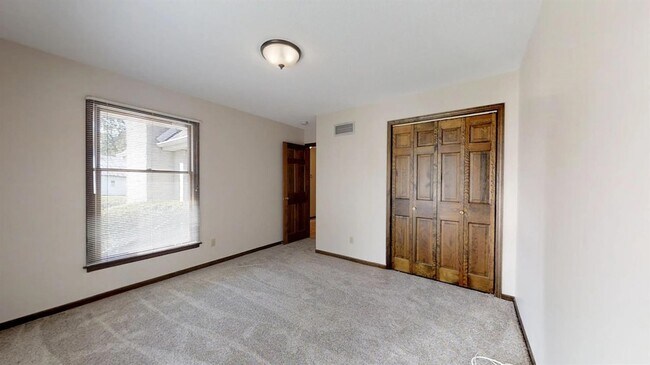 Building Photo - 933 High Meadow Dr