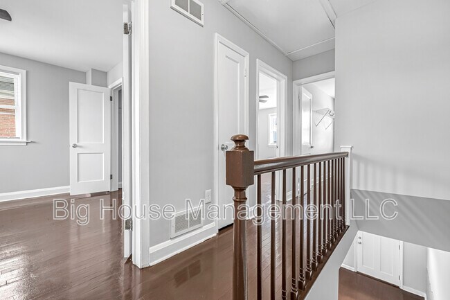 Building Photo - 2107 Hawthorne Rd