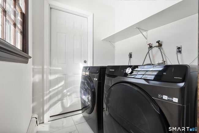 Building Photo - 153 Fillow St