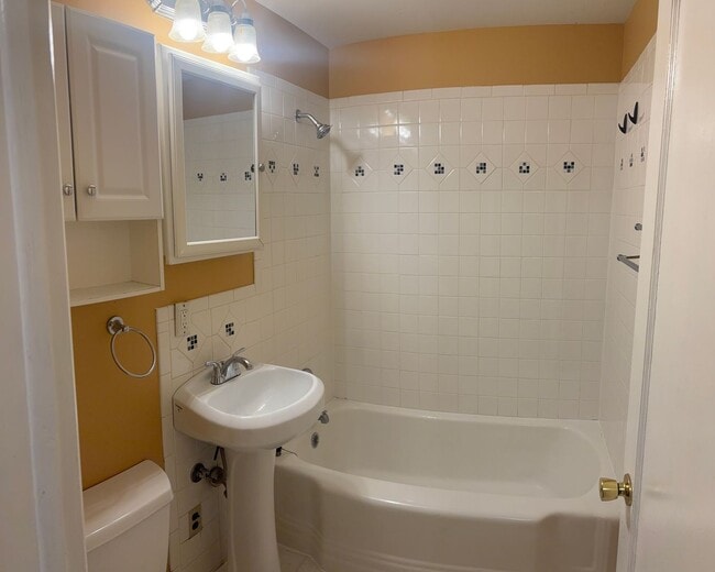 Building Photo - $1,950 / - 1800ft2 - 4BR, 2BA Cute North side house #1511  (6003 N Belt, Spokane Wa. 99205