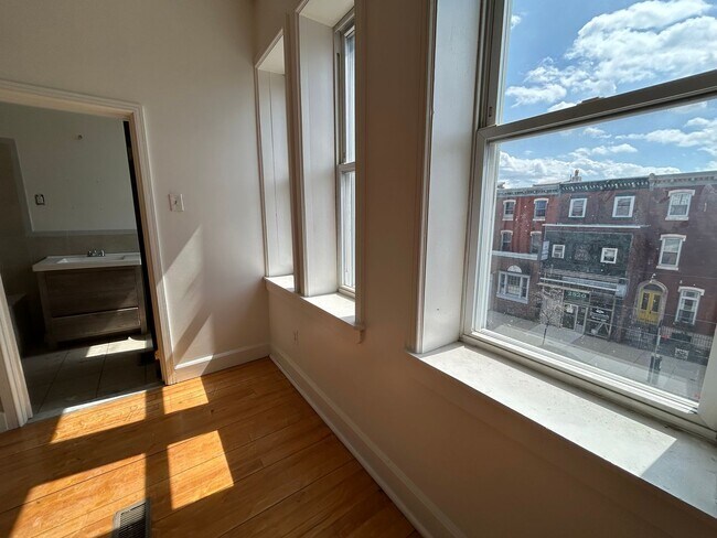 Building Photo - 2823 W Girard Ave