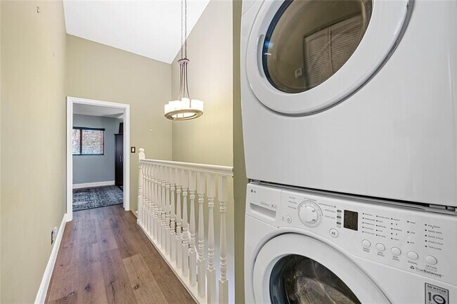Building Photo - 3020 S Oakland Forest Dr