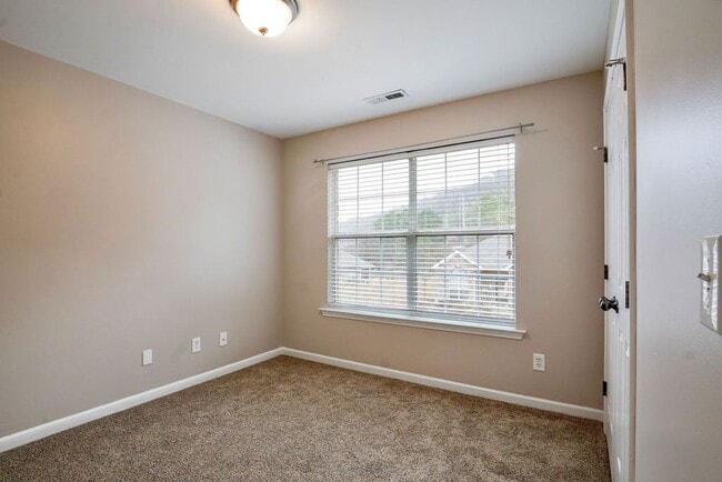 Building Photo - Room to Live, Minutes from Everything 1048 Castlemaine!