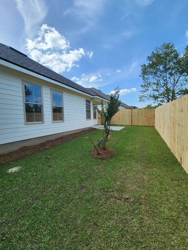 Building Photo - !!New Construction!! NEAR Pinegrove Elementary/Middle - 4BR Home with Granite Countertops, LVP Fl...