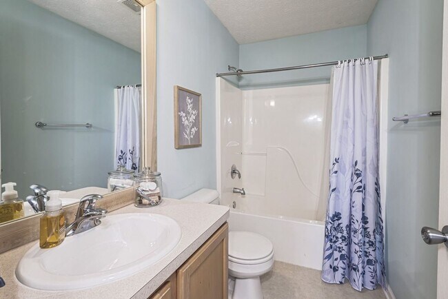 Building Photo - Luxurious 4-Bedroom Furnished Home in West...