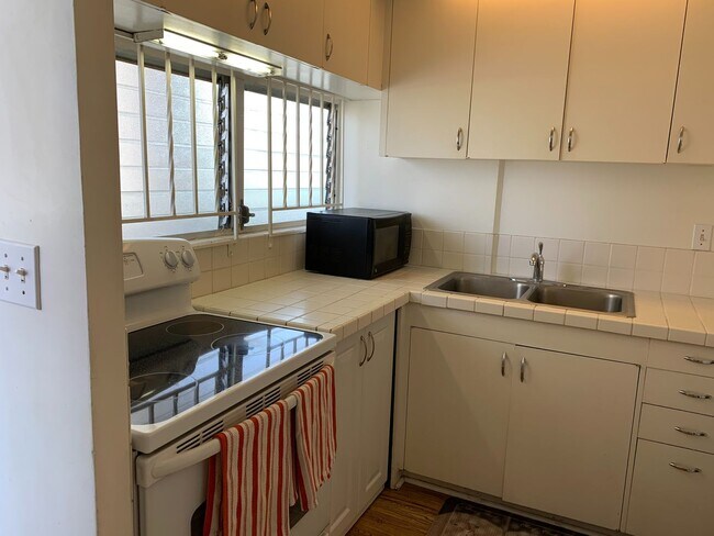 Building Photo - 2421 Ala Wai Blvd